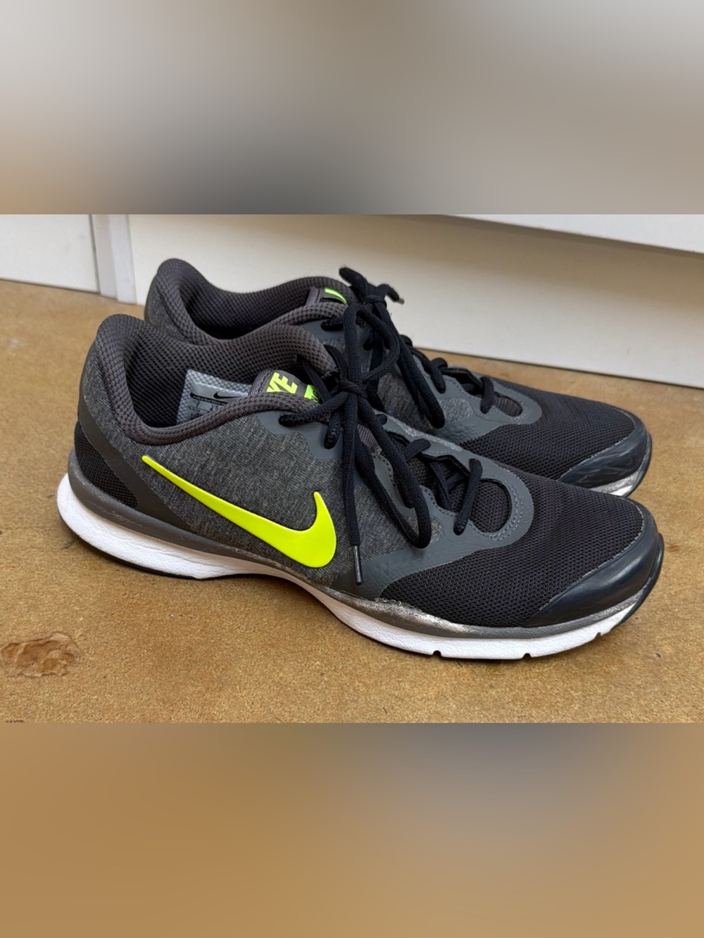 Nike Womens Size 7 In Season Tr 4 653543-200 Black Running Shoes Sneakers